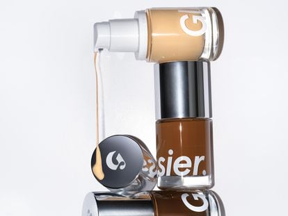 Uno de los superventas de Glossier: el fondo de maquillaje ligero Stretch Fluid Foundation.