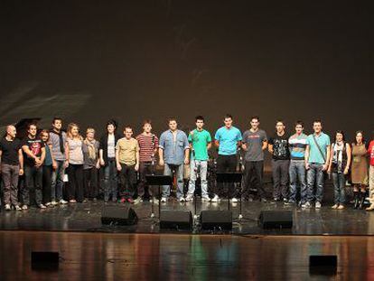 El elenco de artistas que participaron en el espectáculo, ayer durante el ensayo previo en el Palacio Euskalduna.