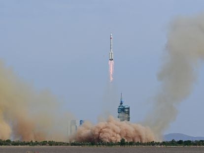 El cohete Larga Marcha 2F, con la nave Shenzhou-16, y los tres astronautas chinos en su interior, despega este martes del Centro de Lanzamiento de Jiuquan, en el noroeste de china.