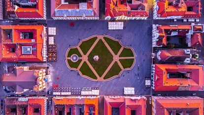 Vista aérea de la plaza Unirii de la ciudad rumana de Timisoara, una de las tres capitales europeas de la cultura del año, tomada el 6 de enero de 2023.