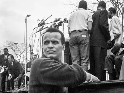 El cantante Harry Belafonte durante la marcha de Selma en Montgomery en 1965.