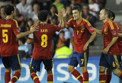 Villa, felicitado por Xavi, Iniesta y Juanfran tras el gol.