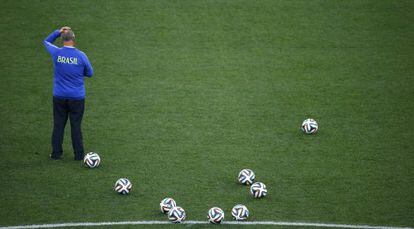 Scolari, seleccionador de Brasil, durante un entrenamiento.