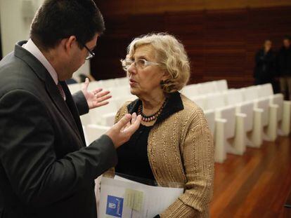 La alcaldesa de Madrid, Manuela Carmena, y el concejal de Economía, Carlos Sánchez Mato.