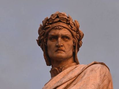 Estatua de Dante Alighieri en Florencia.