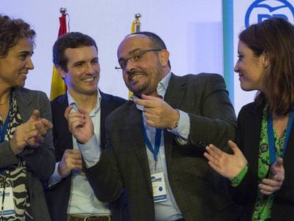 Alberto Fernández (centro) conversa con Dolors Montserrat, Pablo Casado y Andrea Levy en el acto donde fue elegido presidente del partido en Cataluña.