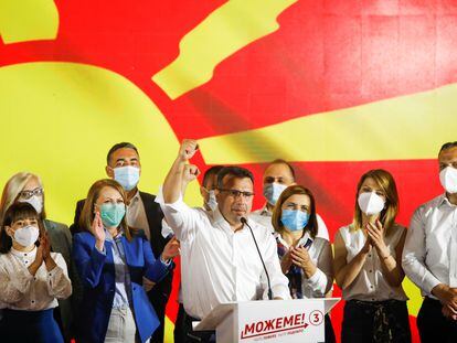 El ex primer ministro de Macedonia del Norte, Zoran Zaev, celebra los resultados electorales en Skopje, este jueves.