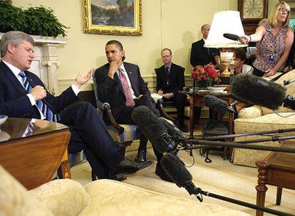 El presidente Barack Obama charla con el primer ministro de Canadá, Stephen Harper (izquierda), ayer en la Casa Blanca.