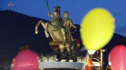 La estatua de Alejandro Magno de la principal plaza de Skopje.