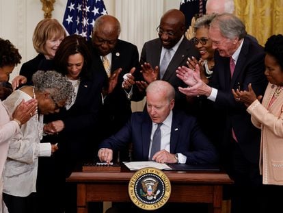 El presidente Joe Biden firma la ley para conmemorar el fin de la esclavitud el 19 de junio como feriado federal en la Casa Blanca.