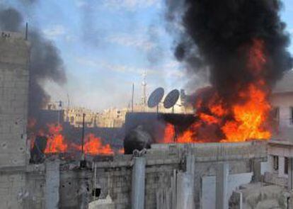 Un edificio en llamas en el barrio de Bab Amro, en Homs en una fotografía facilitada por el Comité de Coordinación Local en Siria.