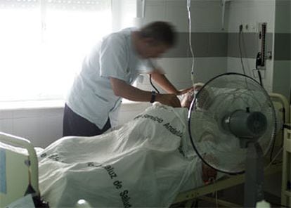 Un médico atendía ayer ante un ventilador a un paciente en el hospital Virgen del Rocío, de Sevilla.