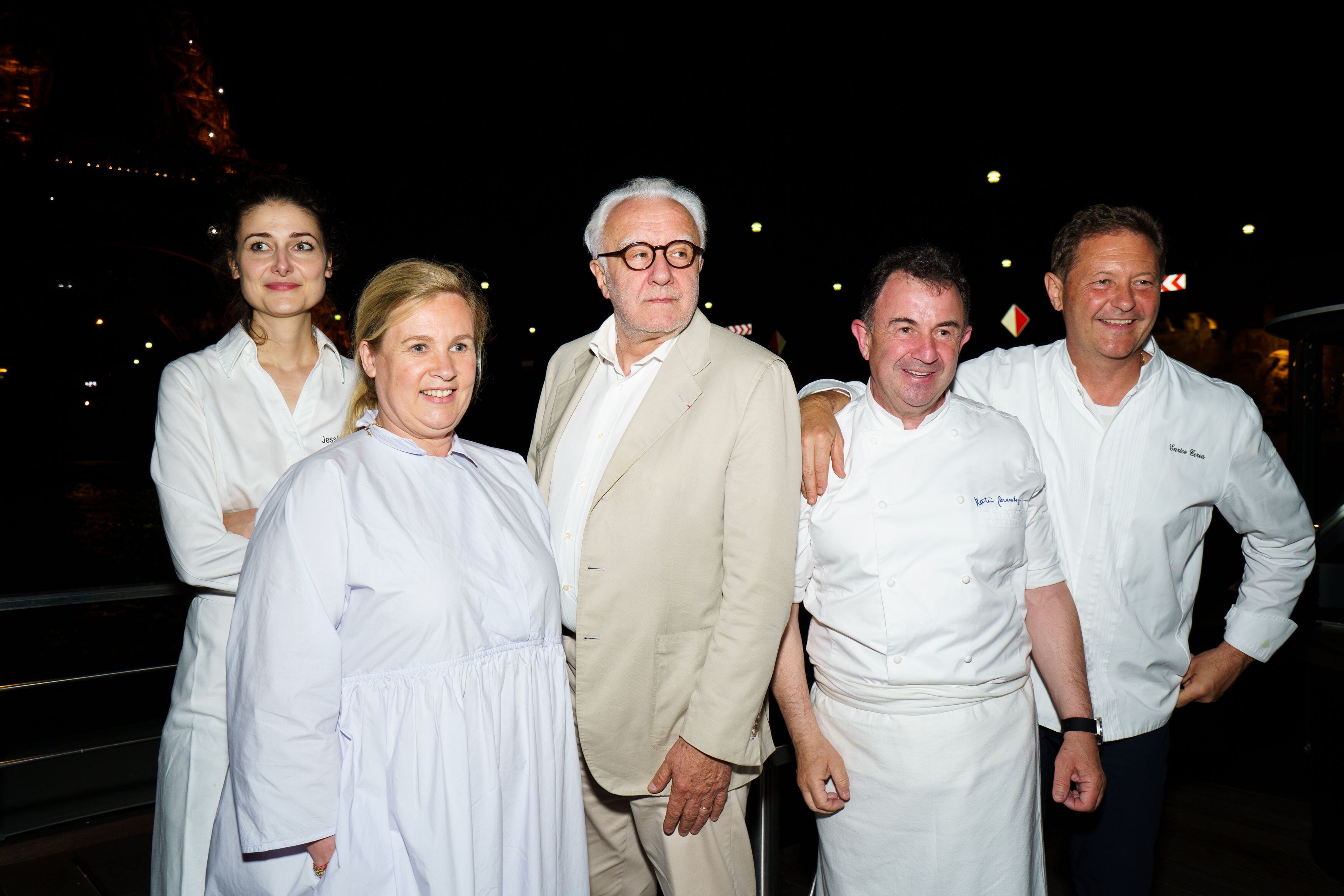 Alain Ducasse, en el centro, junto a Jessica Préalpato, Heléne Darroze, Martín Berasategui y Almir Ambeskovic, director general de The Fork, en el 15º aniversario de The Fork en París, en el restaurante-barco de Ducasse en el Sena.