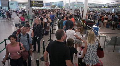 Colas en el control de seguridad de la Terminal 1 del Aeropuerto durante la jornada de huelga de los vigilantes de seguridad de la empresa Eulen.