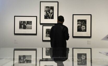 Quatre fotos de William Klein del 1954 dels carrers de Nova York.