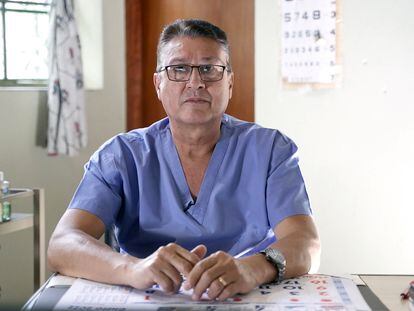 El doctor Carlos Arriola, en su consulta.