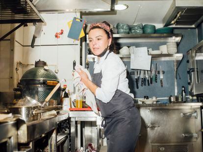 Rebeca Barainca chef de su restaurante Galerna, San Sebastián. "Nunca he tenido referentes ni nadie me prestó un euro; nunca estudié, aprendí cocinando. Galerna es mi casa; no me agobio, me apaño, curro mucho, pero es mi pasión y soy feliz".