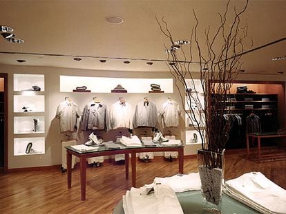 Interior de una tienda de caballeros de Zara.