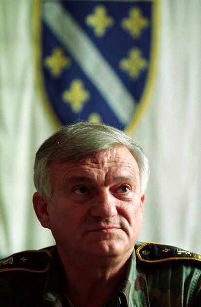 El ex general bosnio Jovan Divjak durante una entrevista en Sarajevo en 1995