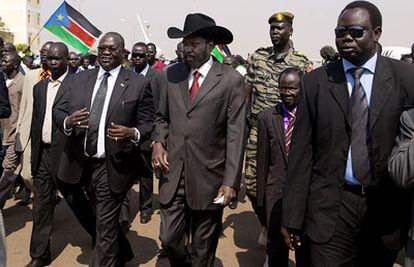 Salva Kiir Mayardit, presidente del Gobierno de Sudán del Sur, con sombrero, junto a varios de sus ministros, ayer en el aeropuerto internacional de Juba, tras conocer los resultados oficiales del referéndum de independencia.