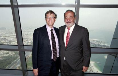 Bill Gates, izquierda, y Carlos Slim, en una foto de archivo durante una entrevista conjunta a Efe en Abu Dabi.