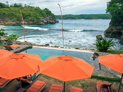 Imagen de archivo del hotel junto a la playa en la se ahogó un hombre de nacionalidad hispano-suiza en la isla de Ceningan (Indonesia).