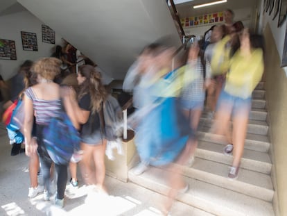 Alumnos del IES Montserrat en el barrio de Sarrià-Sant Gervasi, en Barcelona.