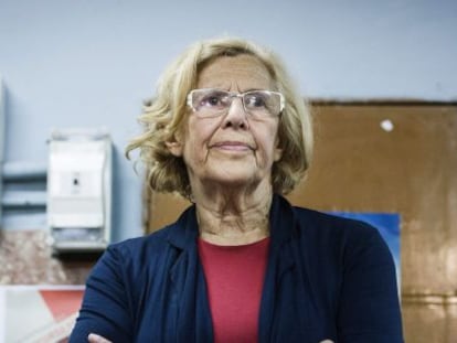 Manuela Carmena en un encuentro con vecinos del distrito de Villaverde.