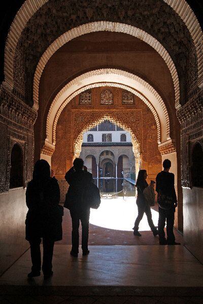Visitantes en el interior de la Alhambra.