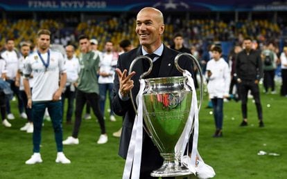 Zidane sujeta el trofeo de la Champions tras vencer al Liverpool en la final celebrada en Kiev (Ucrania), el 26 de mayo de 2018.