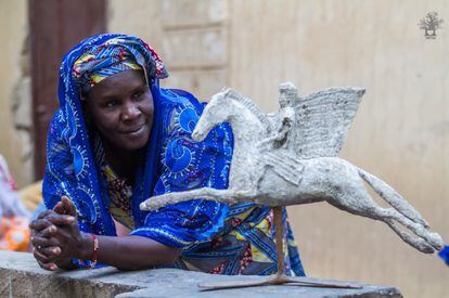 El proyecto Gouna Tiere, que gestiona residuos de plásticos en Mali, recibe el primer galardón de los Premios Tierra de Mujeres de la Fundación Yves Rocher, que reconoce el compromiso de las mujeres con medio ambiente.