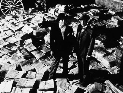Welles (a la izquierda), con Joseph Cotten, en una de las imágenes más conocidas del rodaje de 'Ciudadano Kane' (1941), una de sus grandes obras maestras.