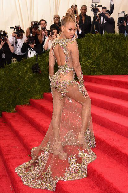 Beyoncé, con un vestido que dejaba poco a la imaginación, hizo una entrada así de triunfal en la gala.