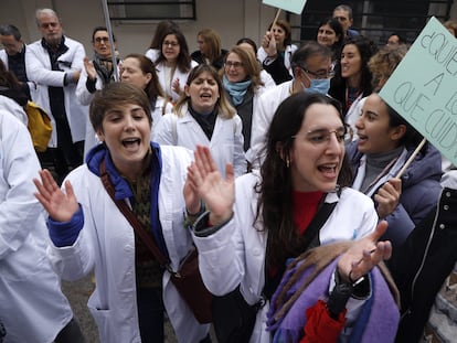 Médicos de atención primaria se han concentrado este lunes en Madrid frente a la Gerencia de Atención Primaria de la Comunidad.