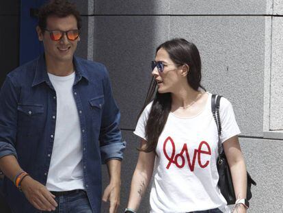 El líder de Ciudadanos, Albert Rivera, abandona el hospital junto a la cantante Malú.