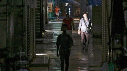 Personas caminan por los pasillos del Mercado Central de Managua en septiembre durante un paro nacional.