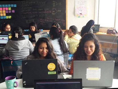 Jóvenes aprenden programación web en Lima, Perú.