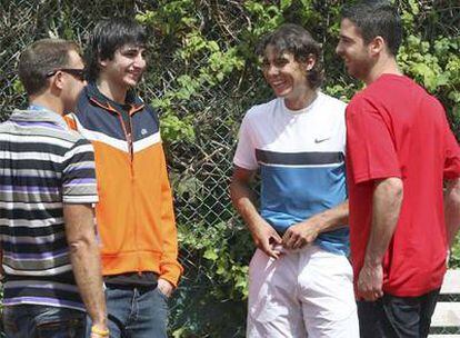 Rafa Nadal, ayer tras entrenarse en Barcelona, entre Ricky Rubio (a su derecha) y Juan Carlos Navarro.