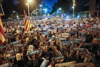 Manifestaci&oacute;n en Barcelona contra el arresto de los dos l&iacute;deres separatistas catalanes. 