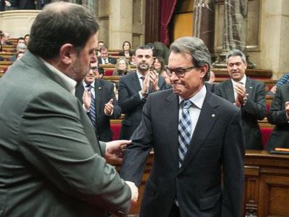 Junqueras saluda a Artur Mas en el Parlament.