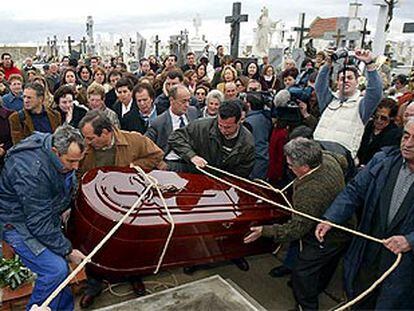 Entierro en el cementerio de Valdestillas (Valladolid) de uno de los nueve republicanos fusilados en 1936.