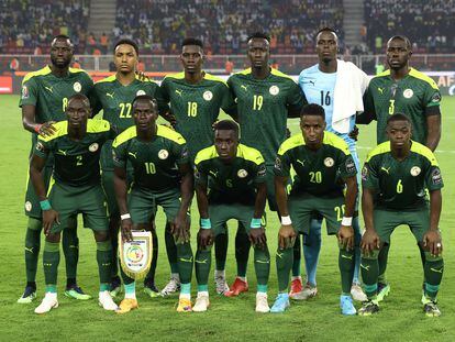 El equipo de Senegal posa antes de un partido.