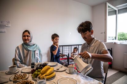 La familia Yussefi, en el comedor/dormitorio de su habitáculo en Frankenthal