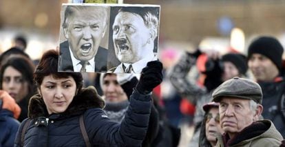 Manifestantes en Helsinki (Finlandia) con pancartas donde equiparan a Trump con Hitler, el 21 de enero de 2017.