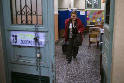 Una dona surt d'una escola de primària d'Atenes, després d'haver votat.