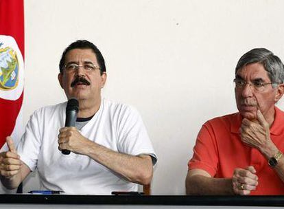 Manuel Zelaya, durante su rueda de prensa junto al presidente de Costa Rica, Óscar Arias.