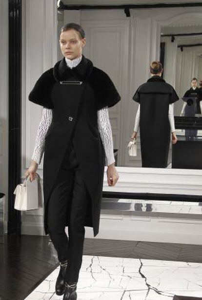 Modelo de Alexander Wang para Balenciaga, presentado ayer en París.