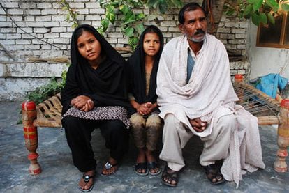 El esposo de Asia Bibi y dos de sus hijas. Han huído de su pueblo y se refugian en un lugar secreto.