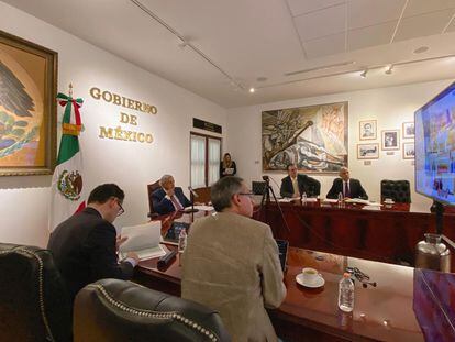  López Obrador y su equipo durante la conferencia del G20 en Palacio Nacional. 