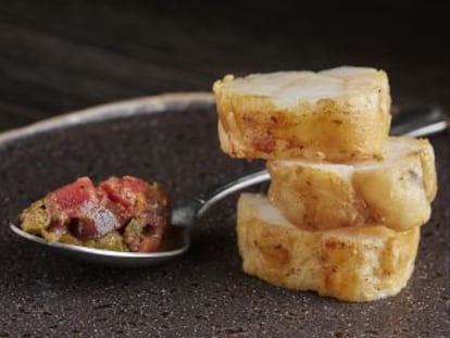 Rape albardado con salsa ‘puttanesca’.